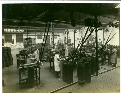Wickel- und Kühlanlage (Strumpfwaren), 1923 von English Photographer